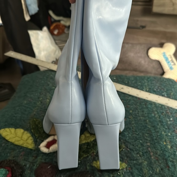 no brand, new boots. no pebbling on soles. 4-inch heel. - Picture 5 of 6